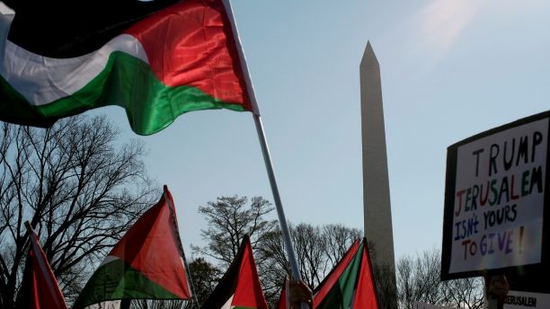 Protesters wave Palestinian flags at a demonstration organized by the US Council of Muslim Organizations in opposition to U.S. president Donald Trump's announced intention to move the U.S. embassy in Israel to Jerusalem, at the Ellipse near the White House in Washington, U.S., December 16, 2017. REUTERS/James Lawler Duggan - RC1AF3FEC3B0
