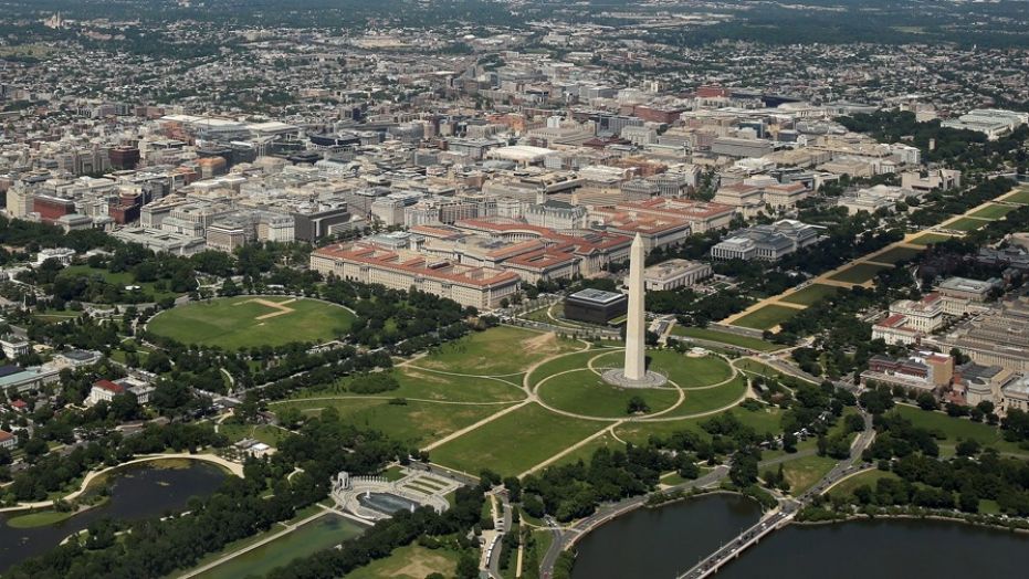 This aerial picture shows the Washington Monument (R) standing on the National Mall and the White House in Washington, U.S., June 8, 2017. REUTERS/Joshua Roberts - RC1419581EC0
